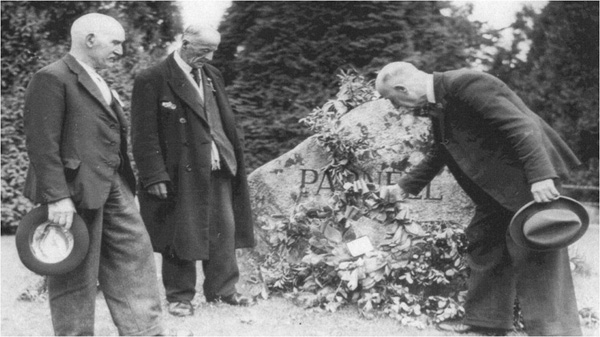 William Kiberd laying a wreath at the grave of Charles Stewart Parnell in 1953